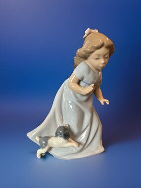 RARE Lladro Nao "Girl Running With Puppy" #1027 Mint Condition